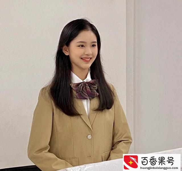 学会这几个上镜小技巧，注意穿衣发型、妆容表情，拍出完美证件照