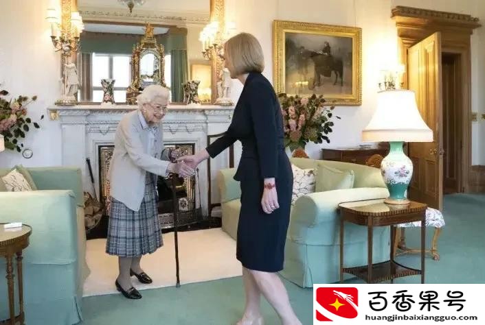 英国首相见到女王需要下跪吗