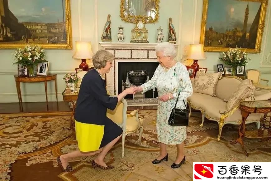 英国首相见到女王需要下跪吗